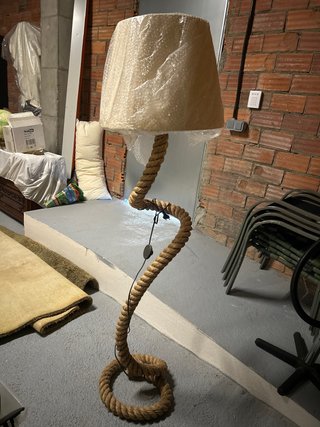 Lámpara de pie con base de cuerda