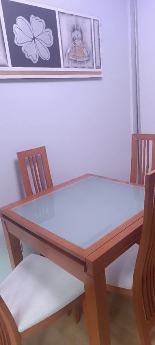 Conjunto de Mesa y 4 Sillas de Madera