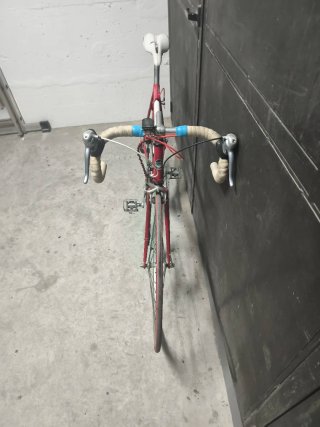 Bicicleta de carretera clásica roja marca ZEUS