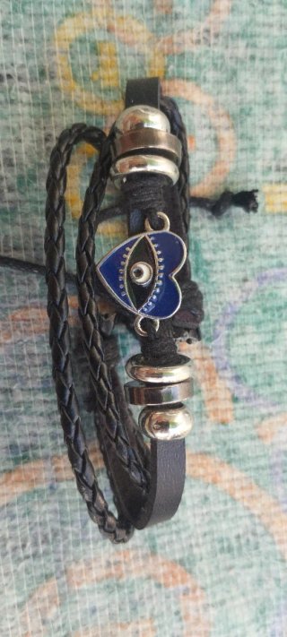 Pulsera de cuero con abalorio de corazón