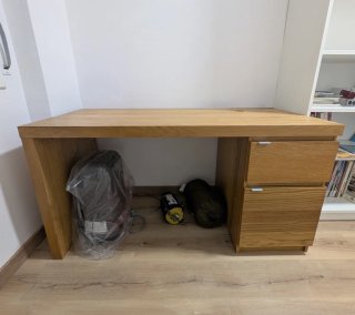 Escritorio de Madera con Cajonera