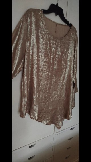 Blusa Dorada Estilo Curvi ebase, queda muy bonita