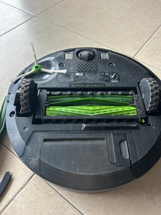 Roomba e6 para reparar con accesorios nuevos a est