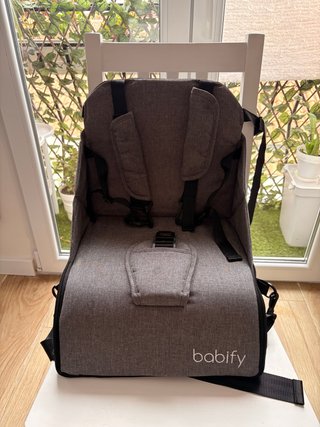 Trona de Viaje Babify Gris elevador almacenamiento