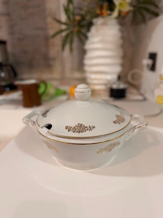 Sopera Vintage de Porcelana Blanca y Oro