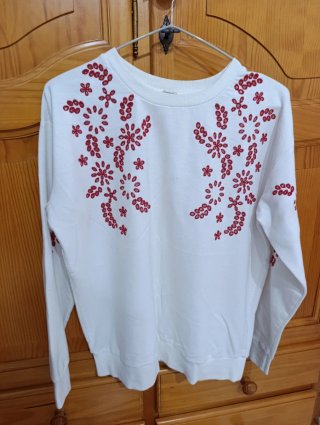 Sudadera Blanca con Bordados Rojos