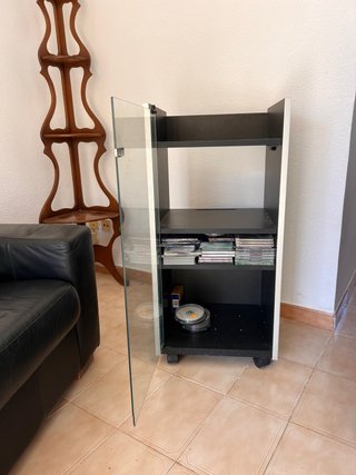 Mueble con Puerta de Cristal