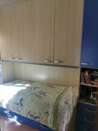 Cameretta a ponte con letto e armadio