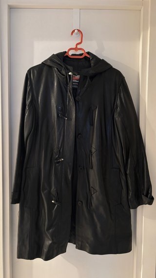 Abrigo de Piel Negro con Capucha