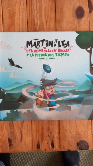 Martin, Lea: eta denboraren harria = y la piedr...