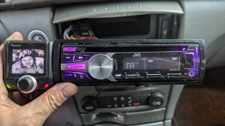 Radio Cassette JVC y Manos Libres Parrot
