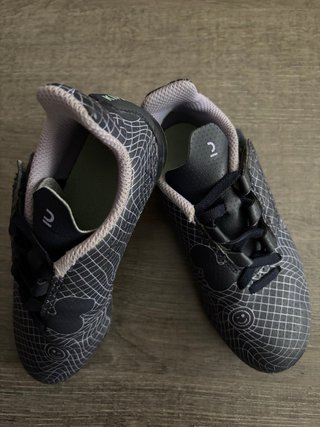 Botas de fútbol niño talla 29. Multitacos.