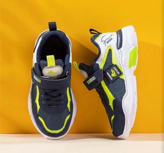 Deportivas de niño azul y amarillo