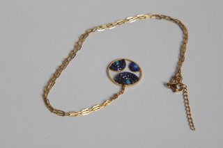 Colgante con Cadena Dorada y Gemas Azules