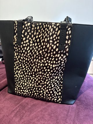 Bolso con detalle de pelo estampado