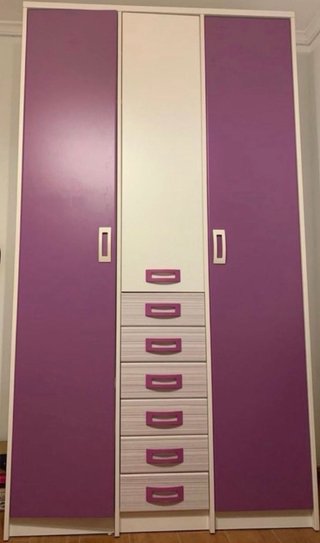 Armario Morado y Blanco, mesita de noche y...