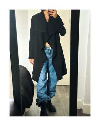 Abrigo Negro Estilo Asimétrico Talla XS