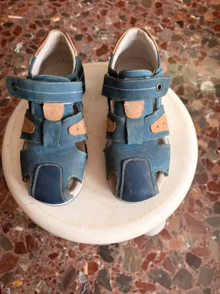 Sandalias de Piel para Niño. precio negociable