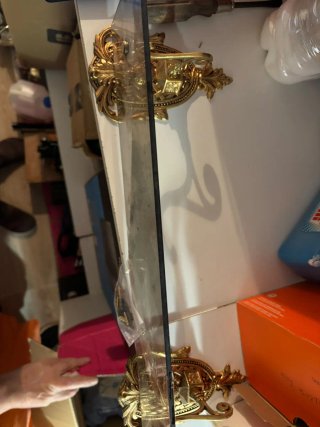 Estante de baño con soportes dorados