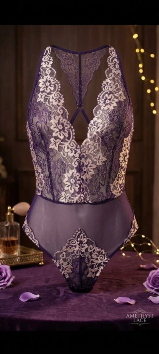 Body lencero de encaje morado y esposas de regalo