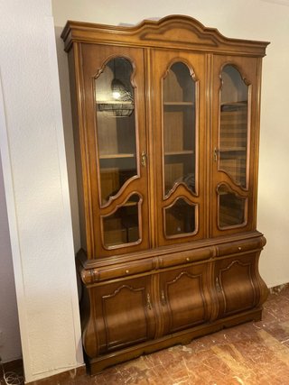 Mueble Vitrina de Madera Clásico.