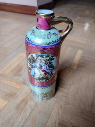 Bottiglia per liquori in porcellana decorata