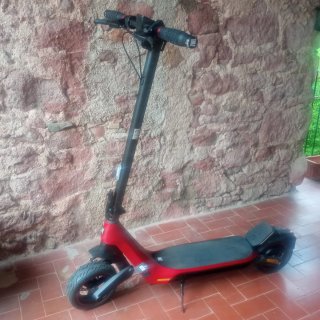 Patinete Eléctrico Rojo y Negro