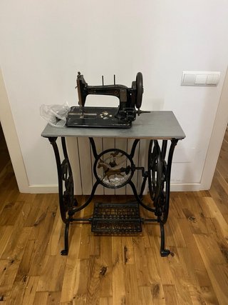 Máquina de coser antigua de pedal