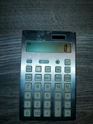 Calculadora de sobremesa plateada