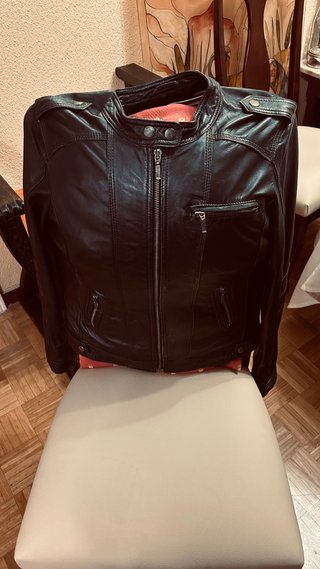 Cazadora de piel de oveja negra