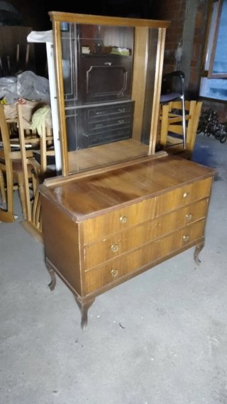 Mueble Antiguo con Espejo