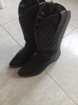 Botas camperas de piel negras muy cómoda.
