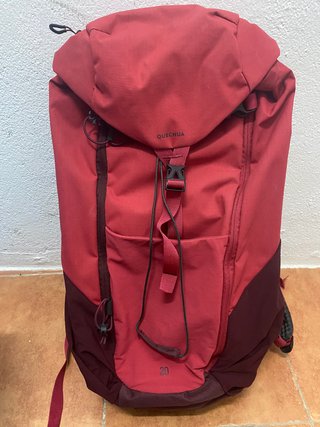 Mochila Quechua 20 Litros Roja con air cooling