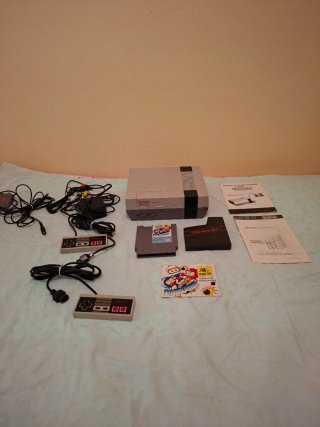 Consola Nintendo NES y juego Dynablaster