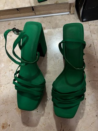 Sandalias de tacón verdes Stradivarius