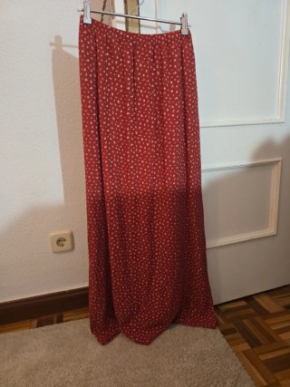 Falda larga Brandy Melville roja con flores.