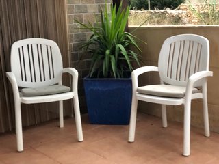 Set de 4 sillas de plástico blancas a 15€ cada una