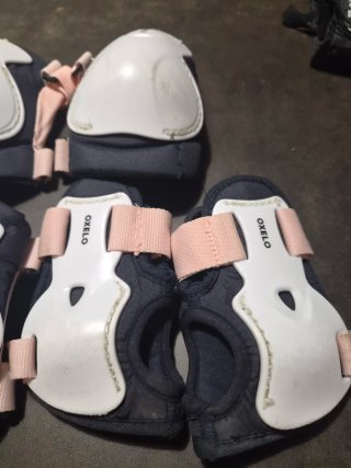 Set de Protecciones Infantiles Oxelo + Casco rosa.