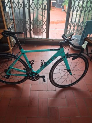 Bicicleta de carretera Metta Sarin 3.0