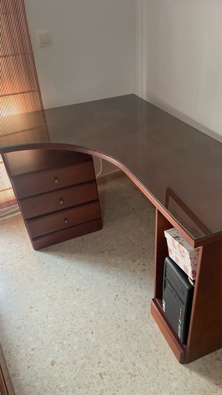 Mesa de escritorio con cristal