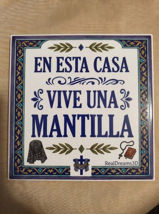 Azulejo En esta casa vive una mantilla