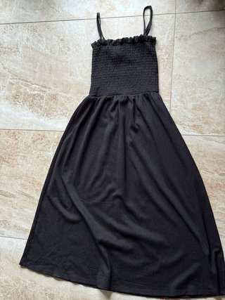 Vestido largo negro con cuerpo elástico