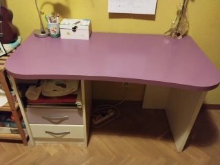 Mesa de estudio con cajones