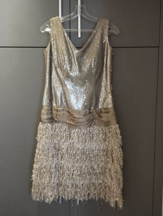 Vestido corto de fiesta con flecos