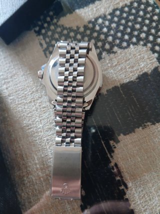 Reloj de pulsera plateado y negro