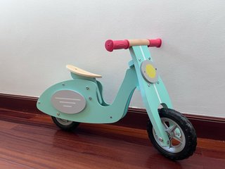 Bicicleta sin pedales de madera tipo Vespa