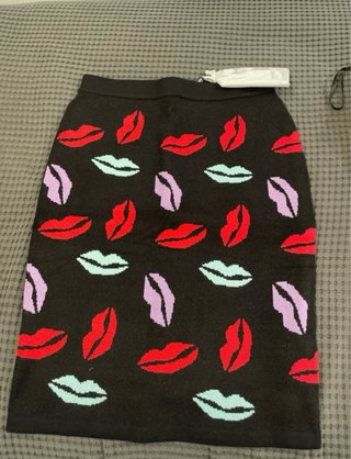 Falda ajustada con estampado de labios