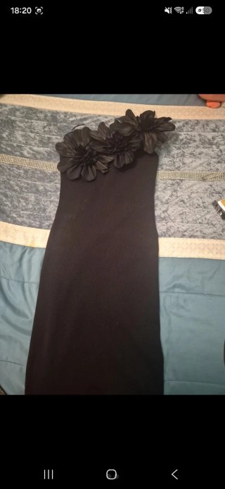 Vestido negro con flores
