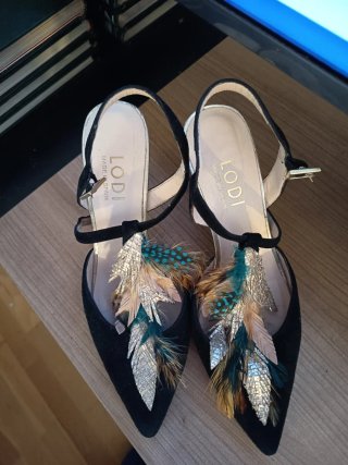 Zapatos Lodi con detalles de plumas