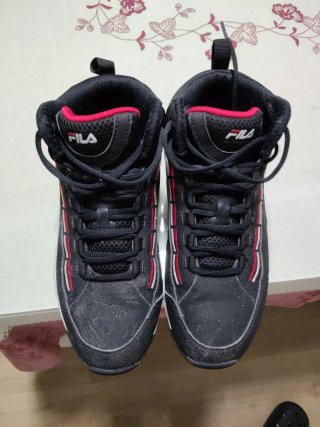 Zapatillas Fila Negras y Rojas